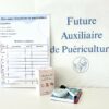 Box Rentrée Classique pour auxiliaires de puériculture, contenant tote bag, cahier, mètre ruban, fiche d’organisation et jeu Mission AP.