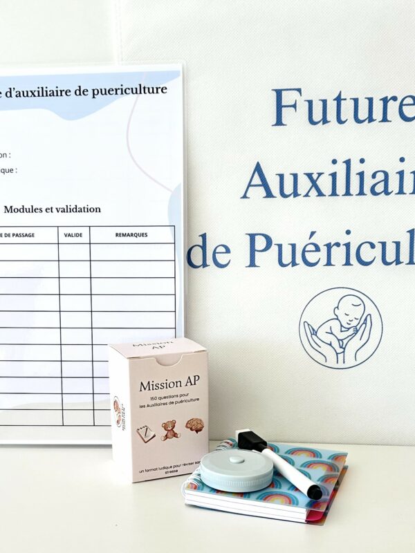 Box Rentrée Classique pour auxiliaires de puériculture, contenant tote bag, cahier, mètre ruban, fiche d’organisation et jeu Mission AP.