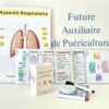 Box Premium pour auxiliaires de puériculture, contenant fiches plastifiées, jeu Mission AP, tote bag, cahier, mètre ruban et feutre effaçable.