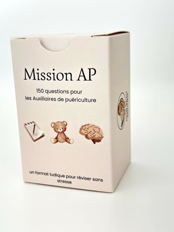 Boîte du jeu Mission AP, un jeu de 150 cartes questions-réponses conçu pour aider les étudiantes auxiliaires de puériculture à réviser de façon ludique.