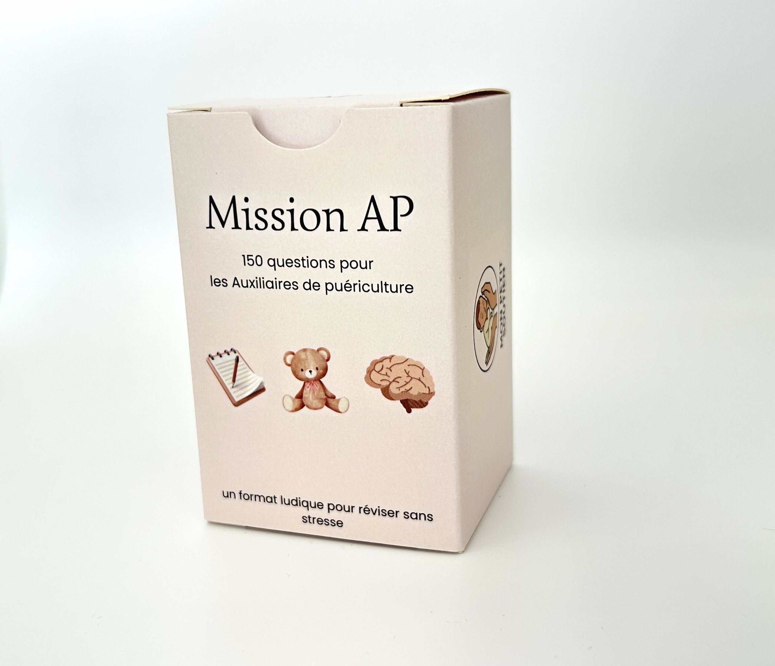Boîte du jeu Mission AP, un jeu de 150 cartes questions-réponses conçu pour aider les étudiantes auxiliaires de puériculture à réviser de façon ludique.