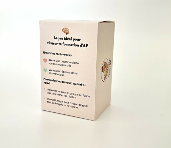 jeu-mission-ap-auxiliaire-puericulture-verso Boîte du jeu Mission AP, un jeu de 150 cartes questions-réponses conçu pour aider les étudiantes auxiliaires de puériculture à réviser de façon ludique.