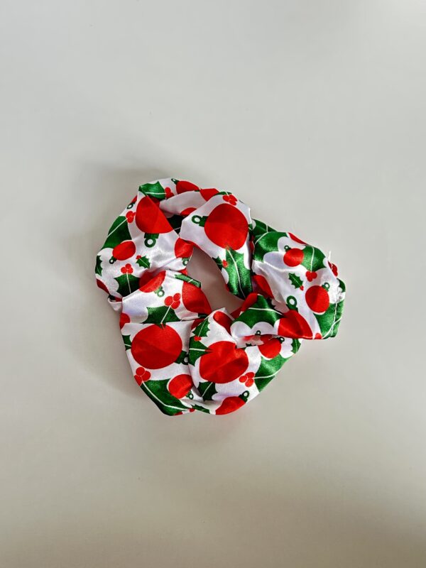 chouchou-noel-accessoire-box-auxiliaire-de-puericulture Chouchou satiné aux motifs de Noël rouges et verts, accessoire festif de la Box de Noël AP.