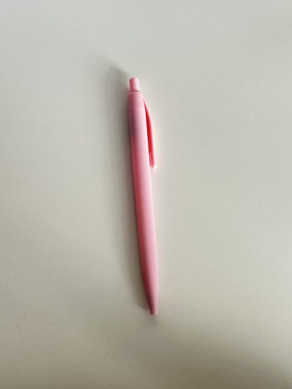 stylo-rose-fourniture-box-noel-ap Stylo rose simple et élégant, fourni dans la Box de Noël auxiliaire de puériculture.