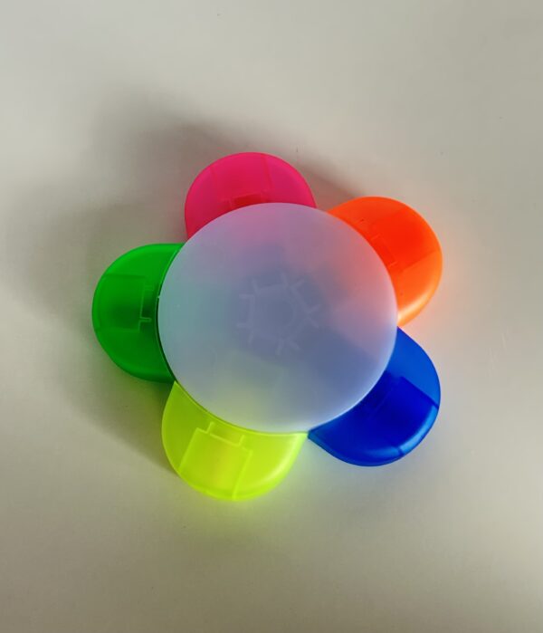 Surligneur multicolore en forme de fleur, accessoire de papeterie inclus dans la Box de Noël AP. Stylo rose simple et élégant, fourni dans la Box de Noël auxiliaire de puériculture.