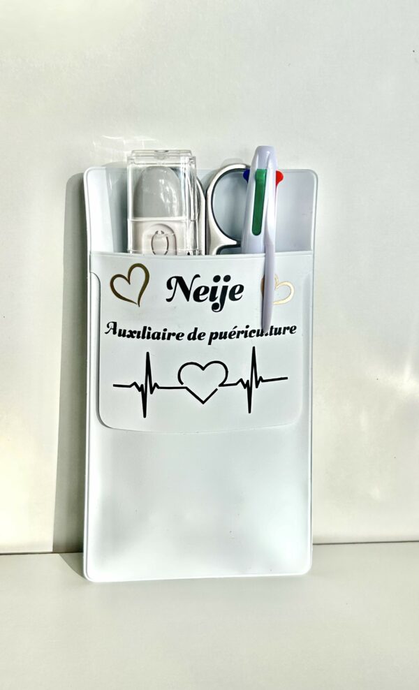 Pochette porte-stylos personnalisée auxiliaire de puériculture avec prénom incluse dans la Box Stages