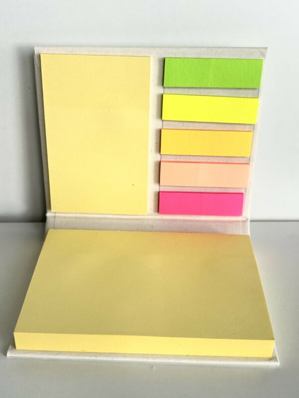 Cette image montre la pochette porte-stylos personnalisée incluse dans la Box Stages – Auxiliaire de Puériculture. Personnalisée avec le prénom et la mention Auxiliaire de puériculture, elle permet de garder à portée de main le matériel indispensable en stage : stylo, ciseaux, règle, badge ou petits accessoires. Pratique, compacte et résistante, cette pochette favorise une meilleure organisation sur le terrain et apporte une touche personnelle qui renforce la confiance et le sentiment de professionnalisme dès les premiers jours de stage.